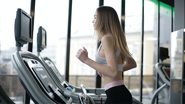 Con estos trucos, podés sacarle provecho a correr en la cinta