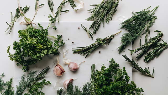 5 hierbas que debes incluir en tu dieta
